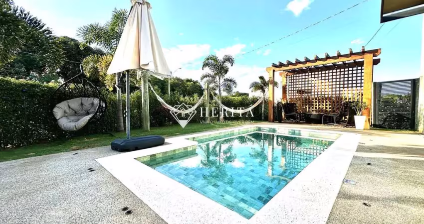 Casa térrea em condomínio com vista permanente para mata e lazer privado