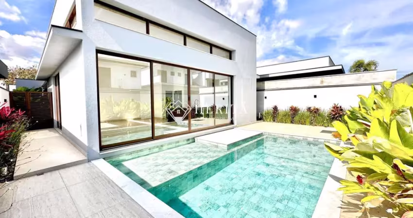 Casa térrea com piscina ampla e 3 suítes, perfeita para seu conforto e lazer
