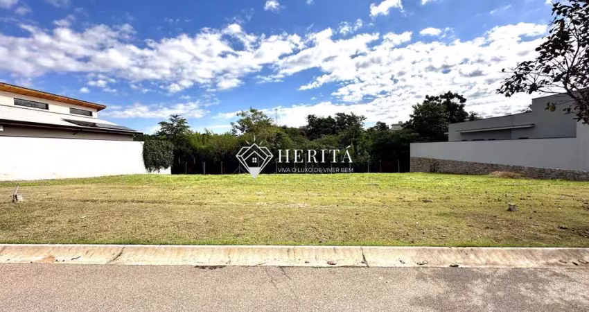 Terreno com leve declive e fundo para mata no condomínio, perto do clube