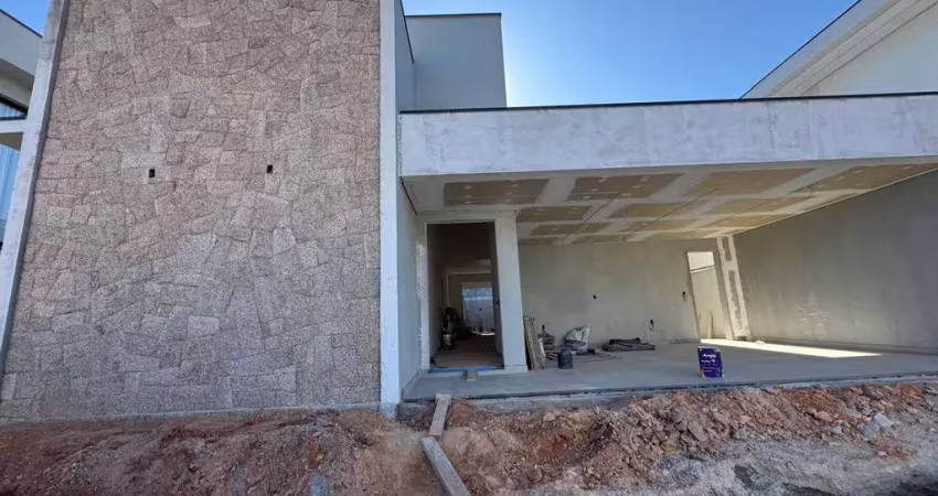 Casa térrea em fase de obra na região do alphaville, aceita permuta