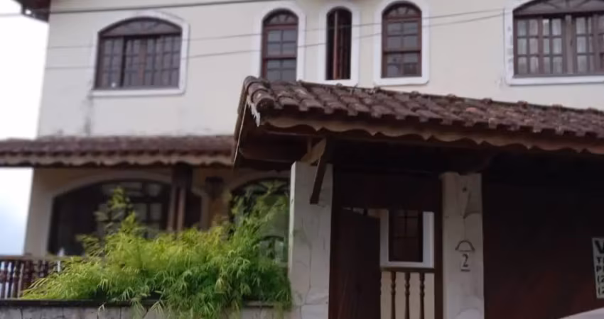 Casa em condomínio à venda em nova friburgo-rj, no bairro cascatinha. com 3 quartos, sala, 1 vaga de garagem e 200m² de área. agende uma visita!