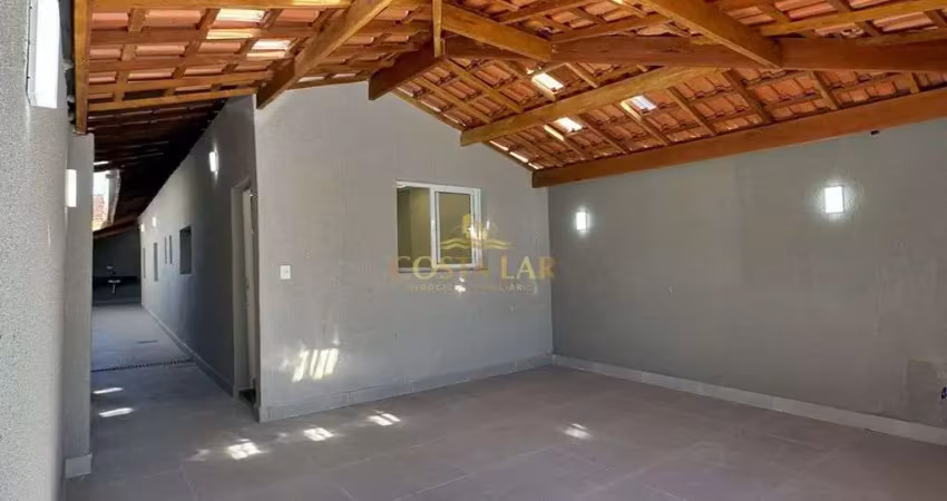 Casa geminada novíssima à venda na mirim em praia grande – 2 suítes, 2 vagas!