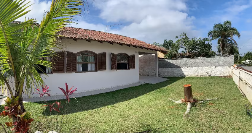 Casa térrea no paraíso chamado praia do capri, com excelente localização.