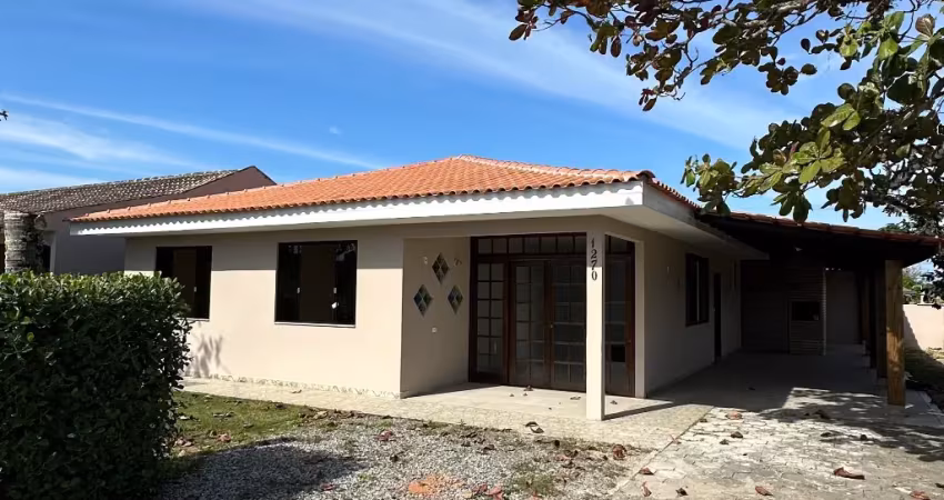 Casa térrea com 4 quartos  a 100 metros do mar na praia do capri