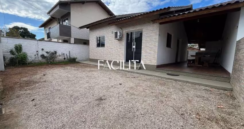 Casa com 3 quartos para alugar na Rua Fidélis Govoni, 840, Campeche, Florianópolis