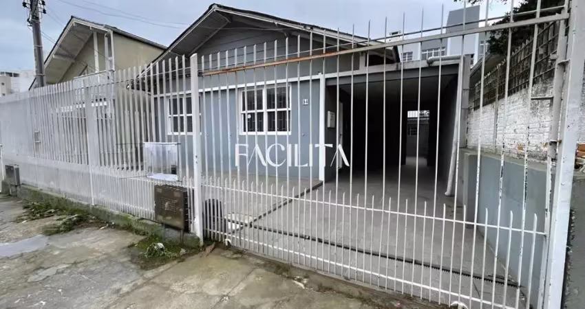 Casa com 3 quartos para alugar na Rua Videira, 1000, Abraão, Florianópolis