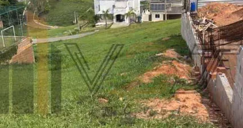 Terreno com topografia em aclive com 810 m² de área total. projeto de uma linda casa  aprovado.