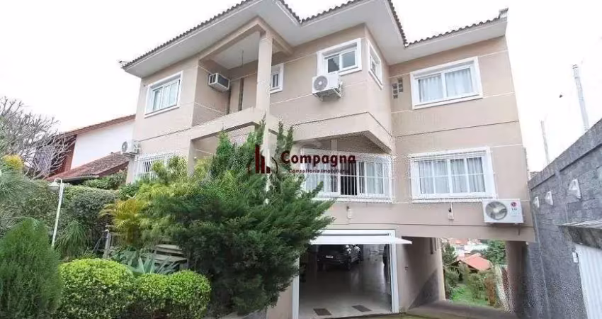 Excelente casa com 4 dormitórios, 6 vagas de garagem e vista panorâmica.