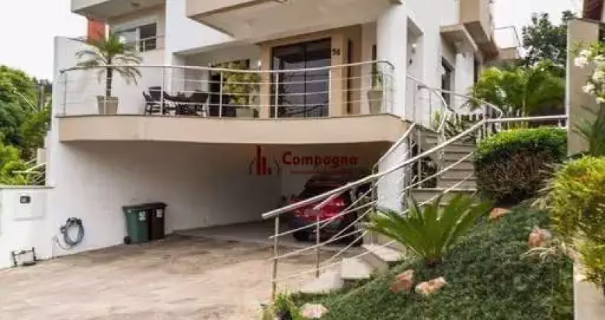 Excelente casa em condomínio com 3 suítes, piscina e 3 vagas de garagem