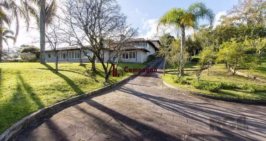 Casa condomínio a venda - 880m², 5 dormitórios, sendo 2 suítes, a master com lar