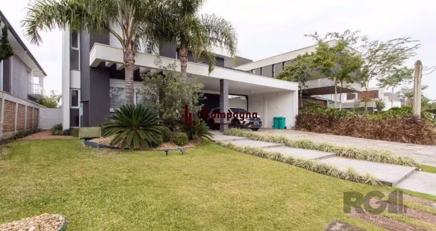 Casa com  3 suítes no piso superior, mais 1 suíte no primeiro pavimento.