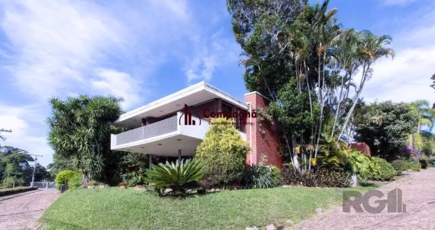 Casa com 724 m² privativos, 4 dormitórios sendo 4 suítes, 6 vagas sendo 3 cobert
