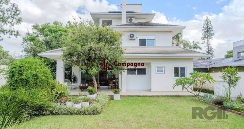 Casa semimobiliada e possui 3 suítes (sendo 1 delas master com closet e hidro)