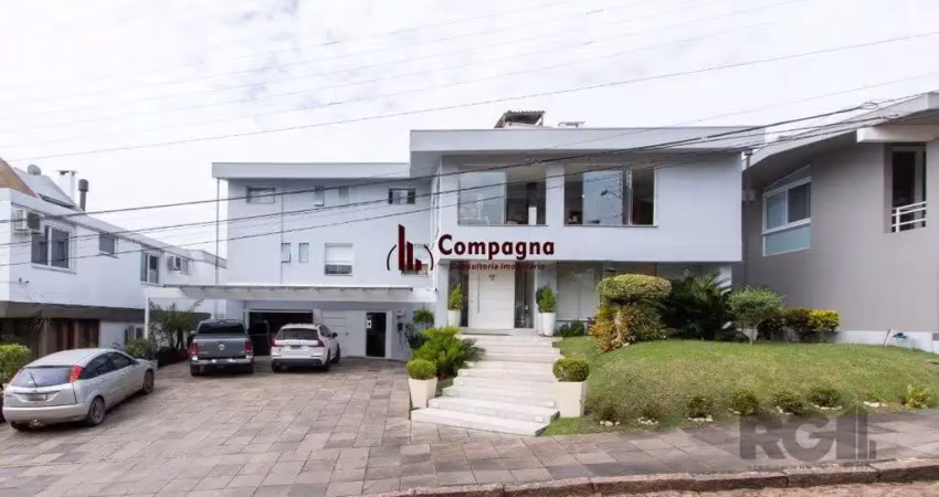Casa em condominio . com 6 suites, sendo 3 suítes master com closet e hidro.
