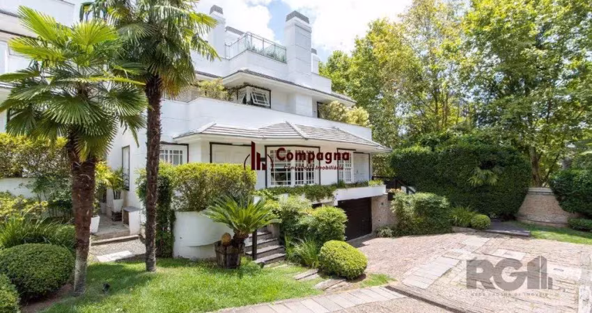 Casa em condominio, mobiliada com 741m² privativos , com 3 suítes- master