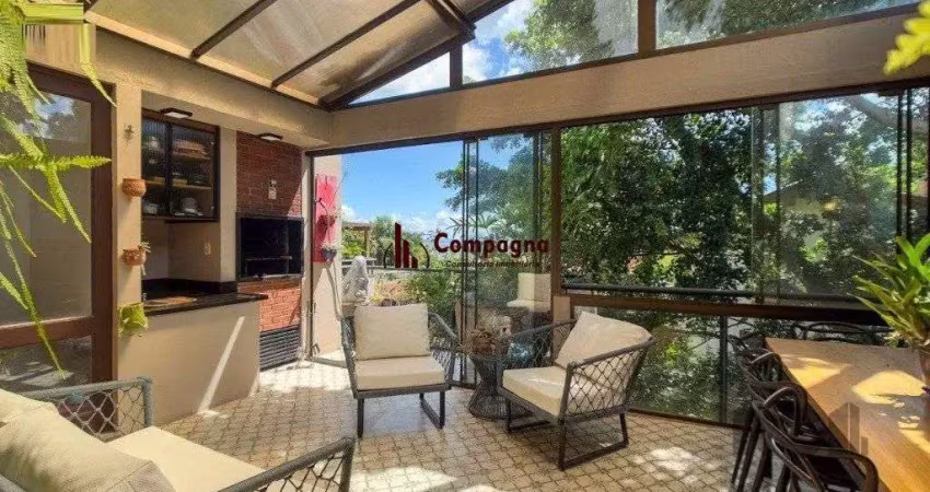 Vende-se ampla casa em condomínio com 3 dorm sendo 2 suítes, com 2 vagas e terra