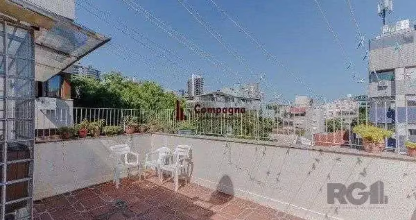 Vende-se excelente cobertura 2 quartos com suíte, 3 vagas de garagem com 156m² n