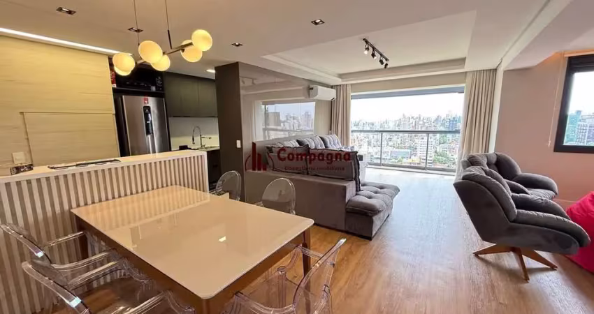 Apartamento mobiliado de 2 dormitórios com suíte e 2 vagas no petrópolis