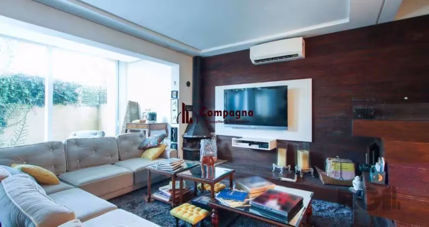 Casa com 327m² de área privativa, oferecendo 3 dormitórios, sendo 3 suítes