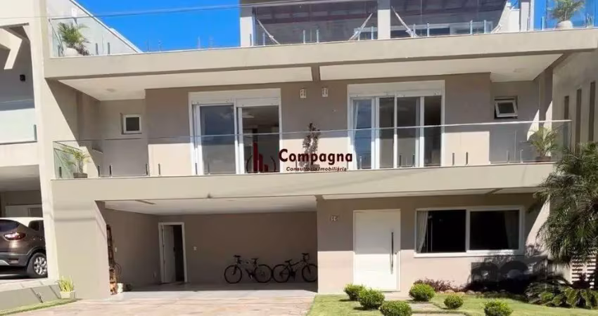 Casa em condomínio com 4 suítes, 4 vagas de garagem, pátio com piscina