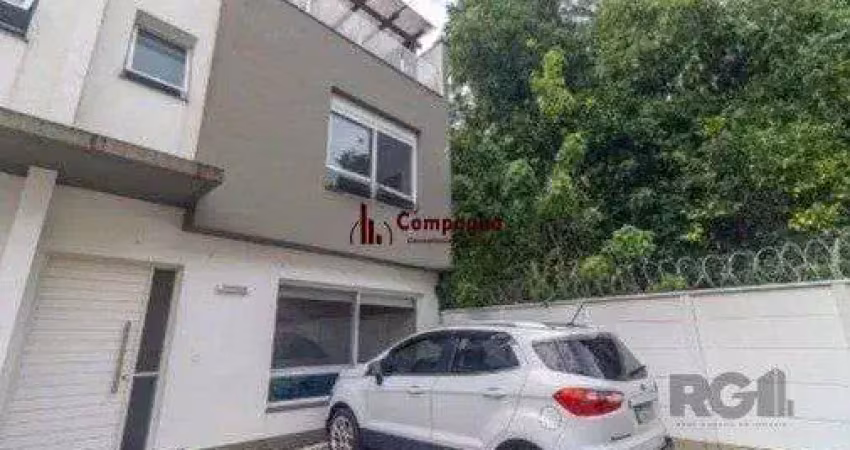 Casa impecável e mobiliada, com 3 niveis, possui 3 dormitórios sendo 1 suíte, 4