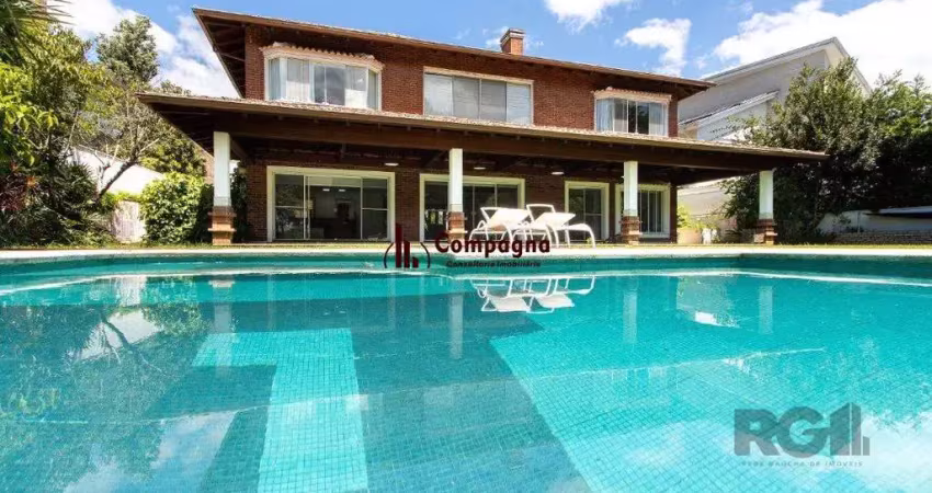 Casa no terra ville com 4 suítes e fundo para o lago.