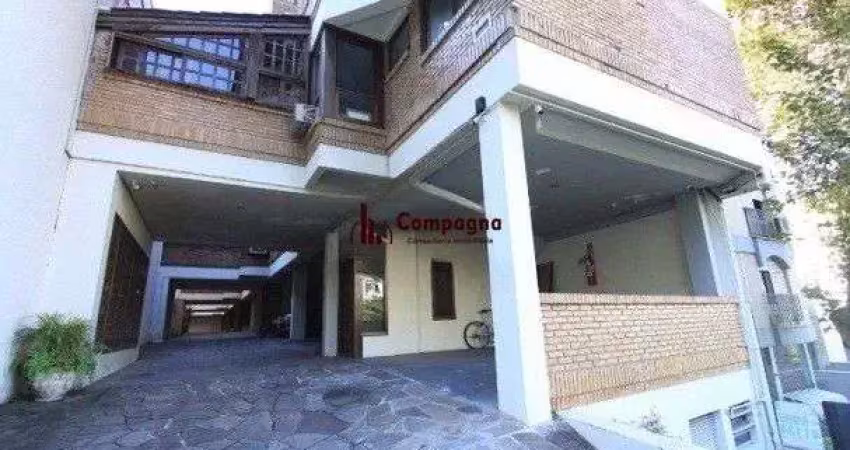 Casa sobrado em condomínio com 4 pisos de 3 dormitórios sendo 3 suítes para vend