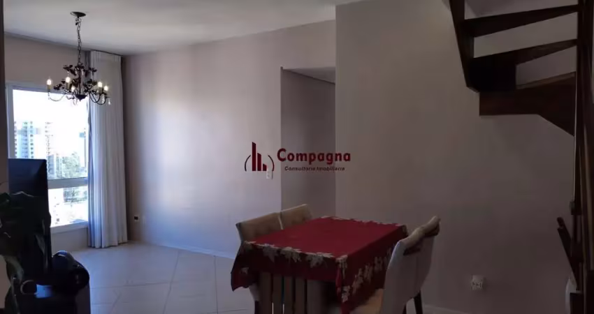 Cobertura de 3 dormitórios, 1 suíte, 2 vagas escrituradas e vista para o guaíba.