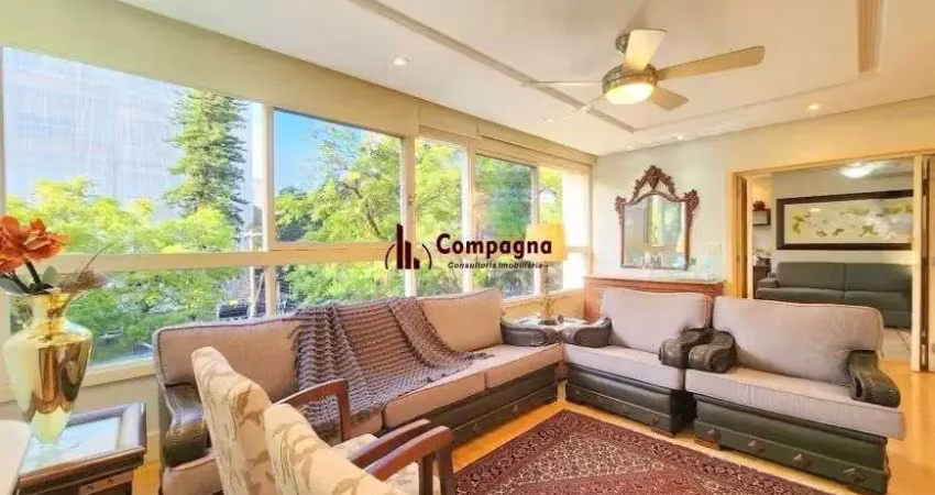 Apartamento 3 dormitórios, suíte, semimobiliado e duas vagas de garagem.