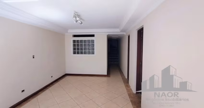 Linda casa para morar,  ótima localização e próximo a comércios, com 3 quartos, 1 suíte, e garagem para até 3 carros