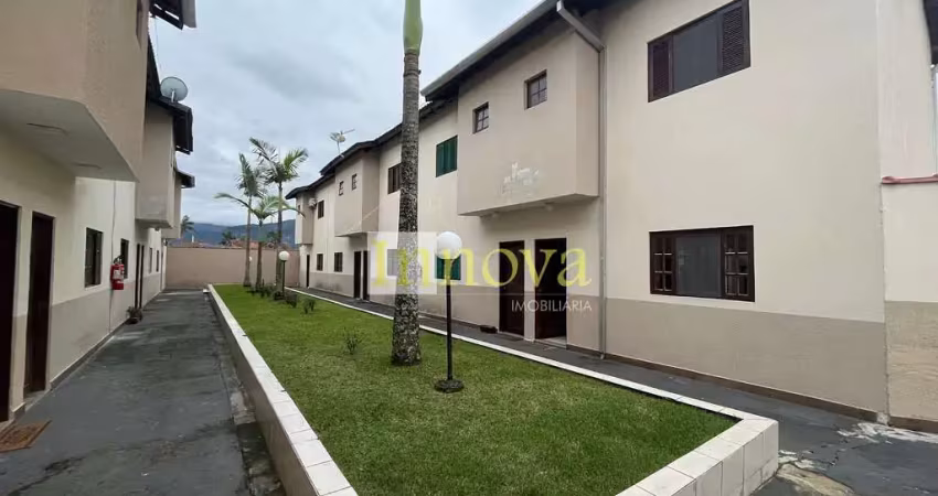 Casa assobradada em condomínio à venda, com duas suítes e quintal privilegiado no pontal de santa m