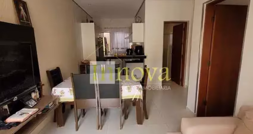 Casa em condomínio com 02 dormitórios, planejados na cozinha, ar condicionado na sala e domitórios,