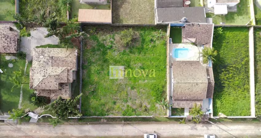 Terreno amplo, com 960m2 de terreno, com infraestrutura completa, em rua tranquila no bairro do cap