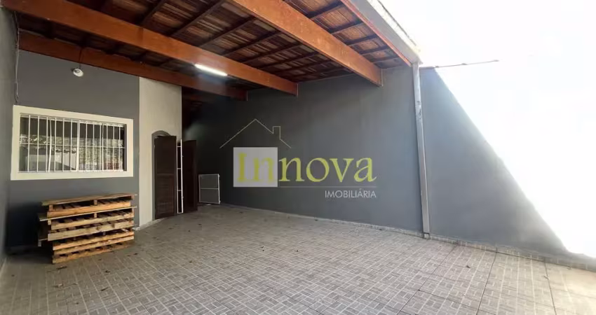 Casa à venda, em rua tranquila, com 03 dormitórios sendo 02 suítes, no jardim jaqueira, em caraguat