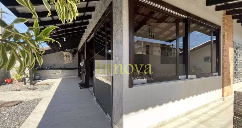 Casa para venda e locação, com 03 suítes e 04 vagas de garagem a 200m da orla do indaiá, em caragua