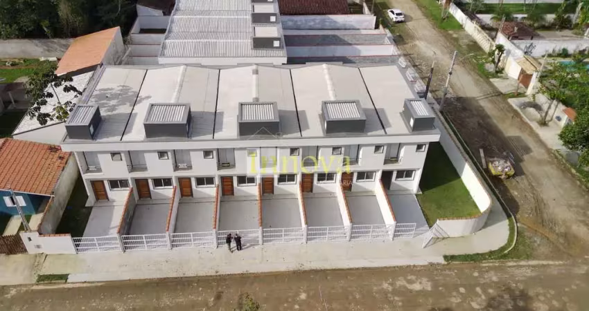 Casa assobradada à venda, com 88m2 com duas suítes, uma vaga de garagem, a 600m da orla do massagua