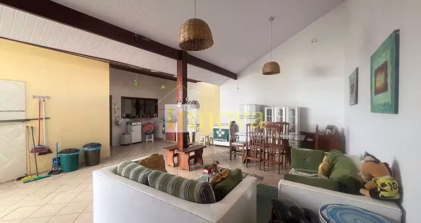 Casa plana à venda, com 02 suítes e vaga para até 04 veículos no jardim estrela dalva, em caraguata