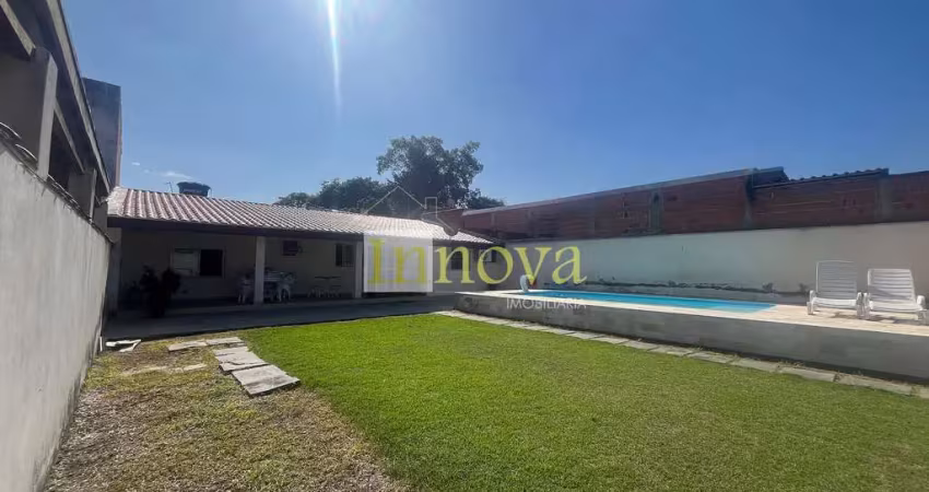 Casa à venda, com 490m2 de terreno e 162m2 de contrução, com  espaço gourmet e piscina no jardim da