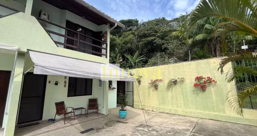 Sobrado à venda, em condomínio fechado, com 02 dormitórios e 03 banheiros na praia da martim de sá,