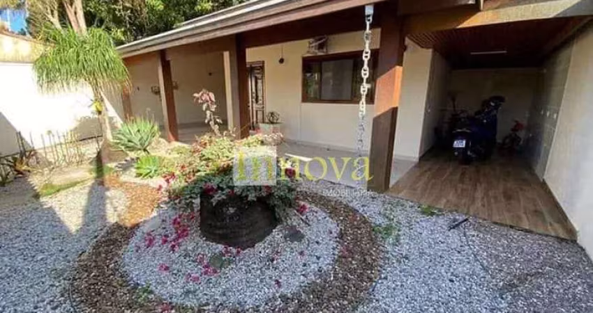 Belíssima casa à venda, com 02 dormitórios + 01 suíte, área gourmet com churrasqueira na praia do i