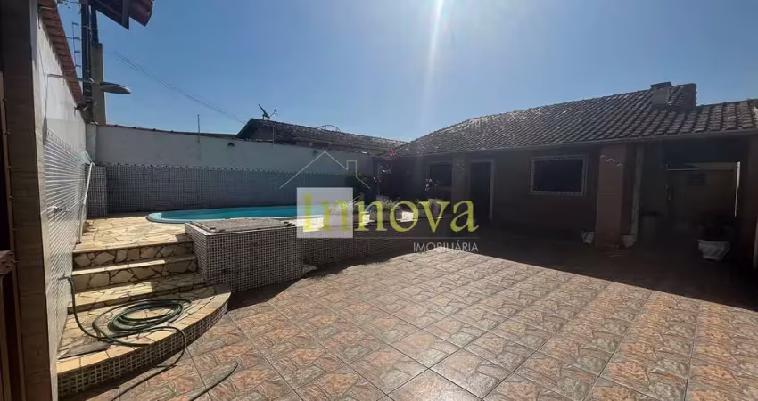 Casa térrea, na praia das palmeiras, com dois dormitórios, piscina e churrasqueira, próximo ao comé