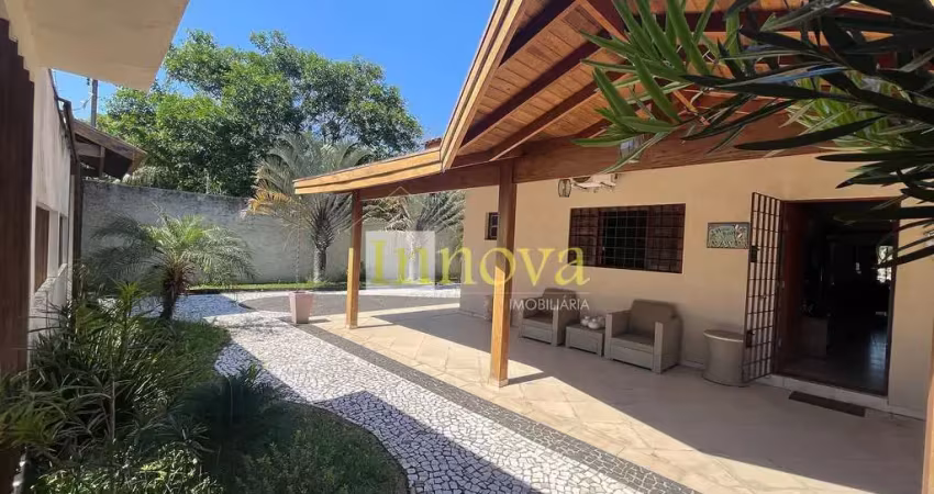 Exuberante casa á venda, com linda área gourmet com sala de jogos no jardim porto novo, em caraguat