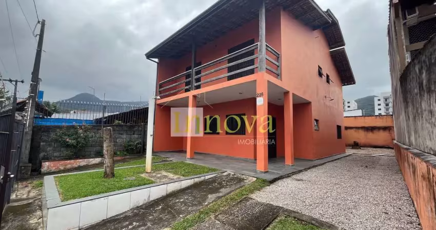 Sobrado à venda, com 250m2 de terreno e 180m2 de construção, a 300m da praia da  martim de sá