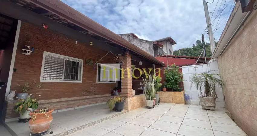 Casa térrea à venda, com três dormitórios sendo 02 suítes, no bairro caputera, em caraguatatuba, sp