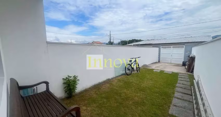 Sobrado novo à venda, com dois dormitórios, na praia das palmeiras, caraguatatuba, sp