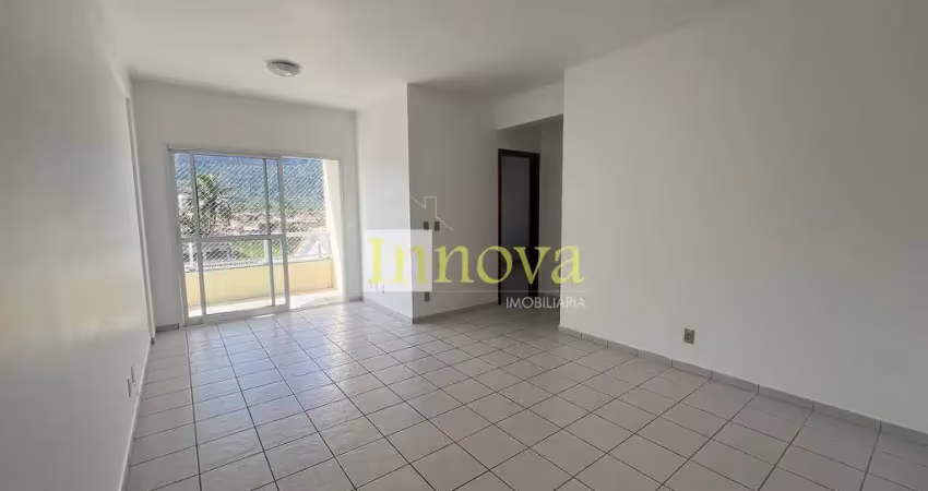 Apartamento à venda, com 03 dormitórios sendo 01 suíte a 150m da praia da martim de sá, em caraguat