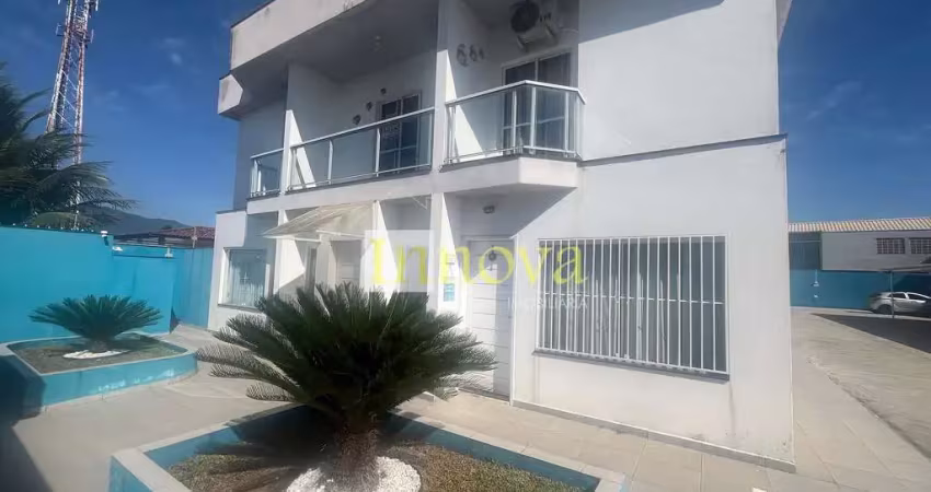 Sobrado à venda,  com duas suítes e churrasqueira privativa, a 150m da orla do porto novo, em carag