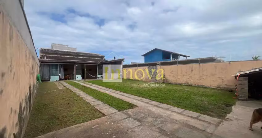 Casa térrea à venda, com 02 dormitórios, sendo 01 suíte em um terreno de 360m2, na praia do caprico