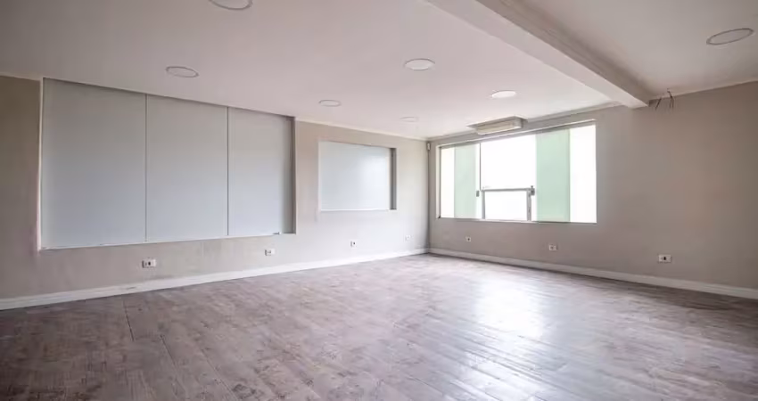 Casa comercial na avenida leôncio de magalhães, n. 75 • 250 m²