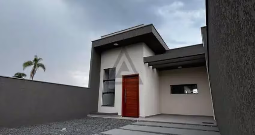 Casa com 3 quartos 1 sendo suíte, a apenas 800m do mar